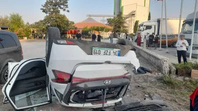 Midibüsle çarpışan otomobil takla attı: 6 yaralı