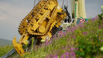 Uçuruma yuvarlanan tır dorsesi vinçle kurtarıldı
