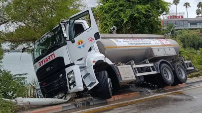 Su tankeri önce ağaca sonra elektrik direğine çarptı