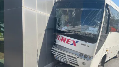 Servis beton direğe çarptı: 16 yaralı