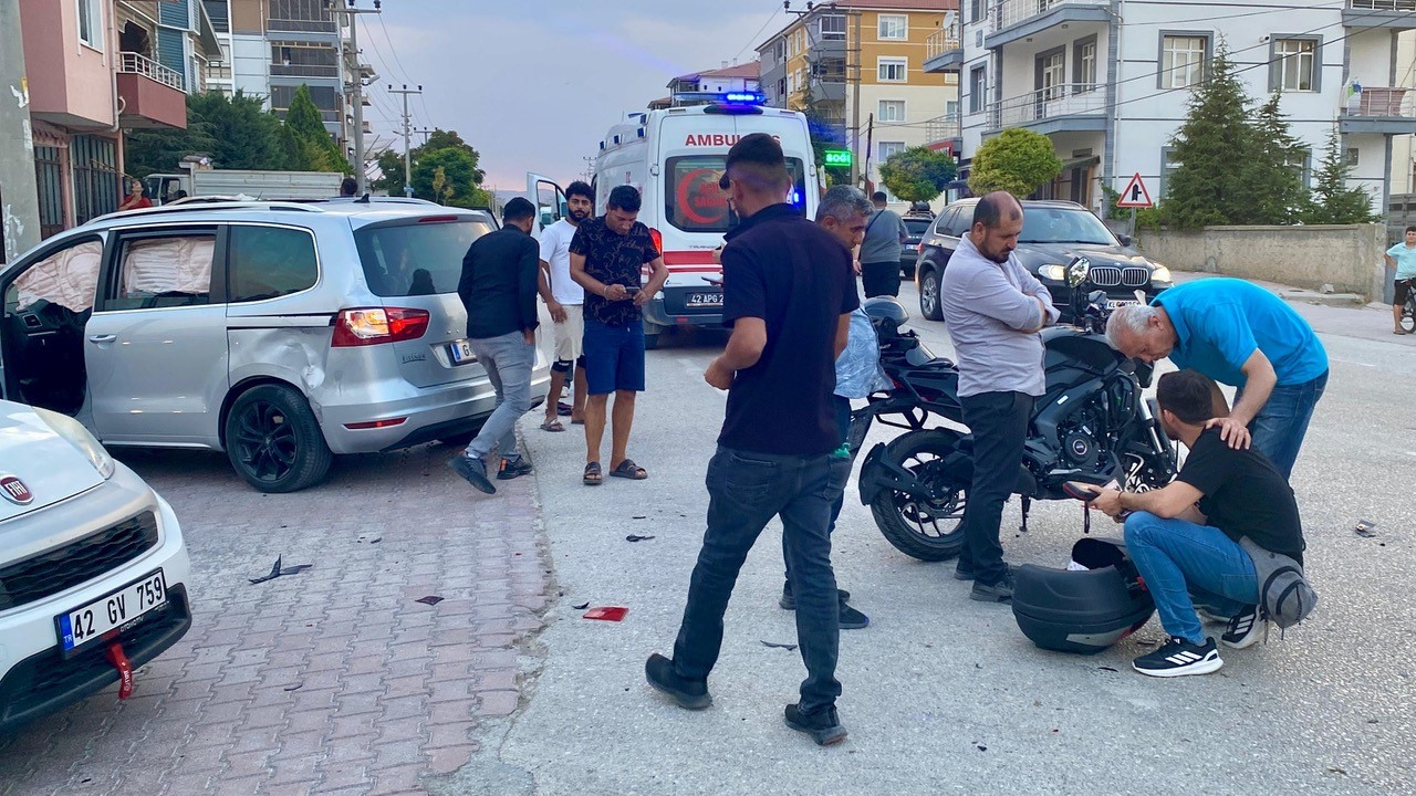 Motosiklet ile otomobil çarpıştı: 1 yaralı