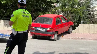 Dur ihtarına uymayan sürücü polis memuruna çarptı!