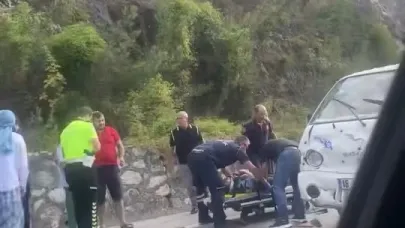 Bursa'da kamyonet ile otomobil çarpıştı: 4 yaralı