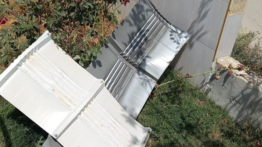 Rüzgarın uçurduğu sac otomobilin camını kırdı