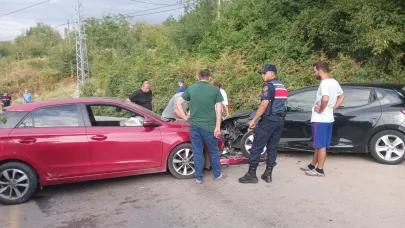 Otomobiller çarpıştı: 4 yaralı