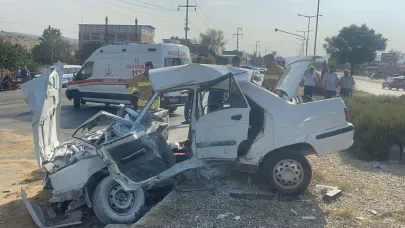 Yolcu otobüsünün çarptığı otomobilde 2 ölü, 1 yaralı