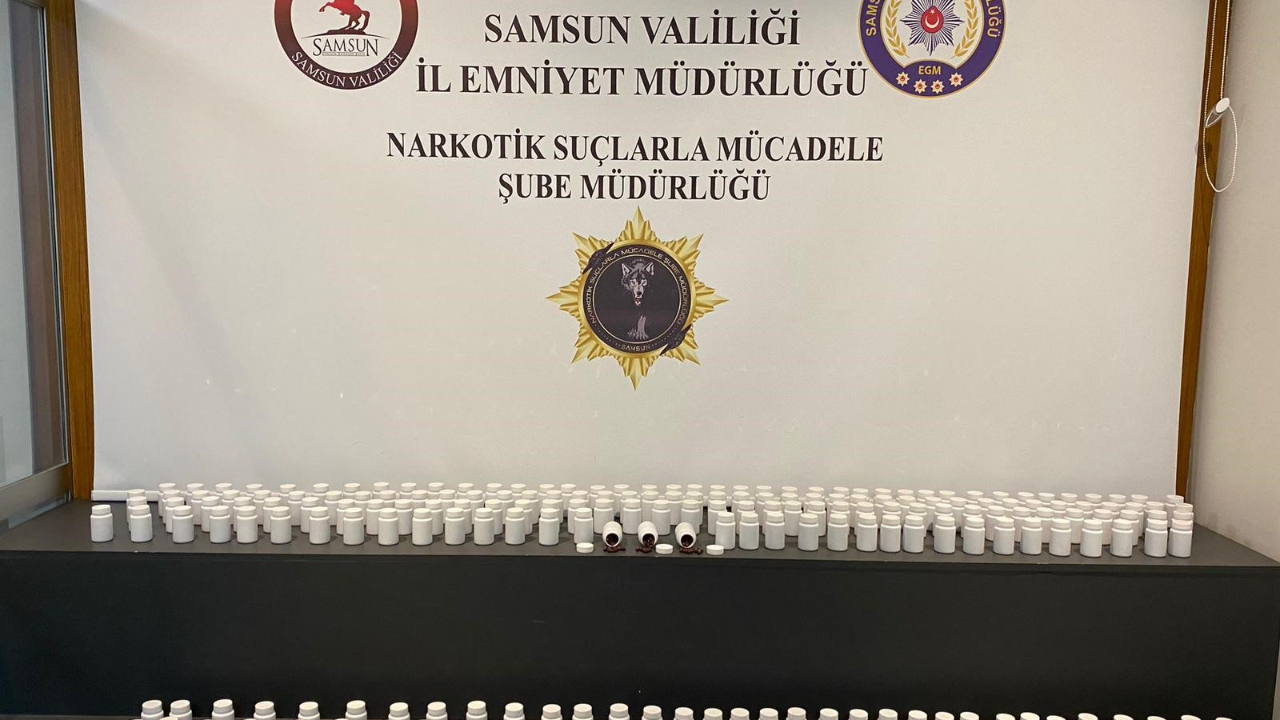 Samsun'da şüpheli araçta 16 bin 555 adet sentetik ecza ele geçirildi