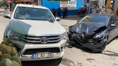 Otomobil ve arazi aracı çarpıştı