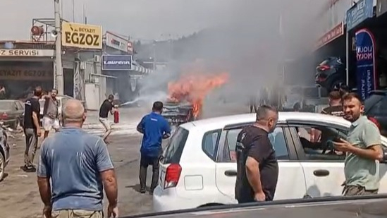İzmir Buca'da elektrikli otomobil kendiliğinden yandı