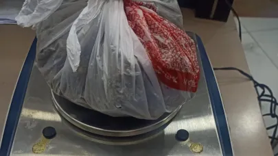 Attıkları poşetten uyuşturucu çıktı