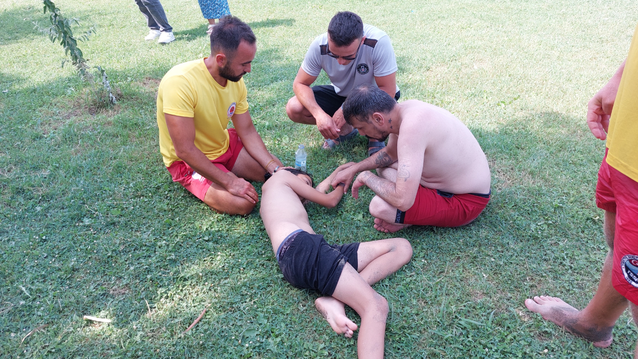 Boğulma tehlikesi geçiren çocuğu babası kurtardı