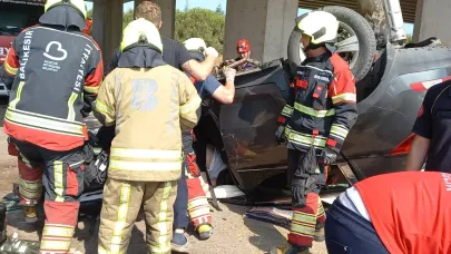 Takla atan otomobilde sıkışan 2 kişiyi itfaiye kurtardı