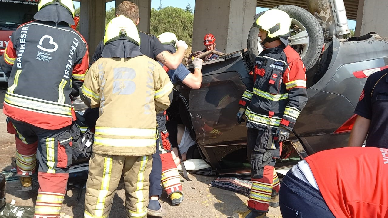 Takla atan otomobilde sıkışan 2 kişiyi itfaiye kurtardı