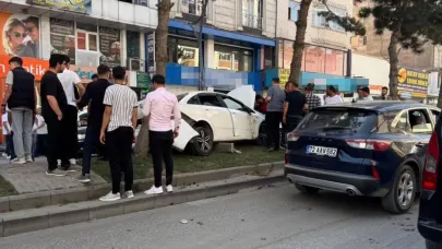 Kalp krizi geçiren tır sürüsü otomobile çarptı: 2 yaralı