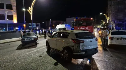 Otomobil, yaya geçidinde duran araca böyle çarptı: 2 yaralı