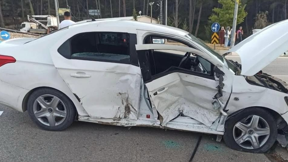 Hatay'da ambulansla otomobil çarpıştı: 5 yaralı
