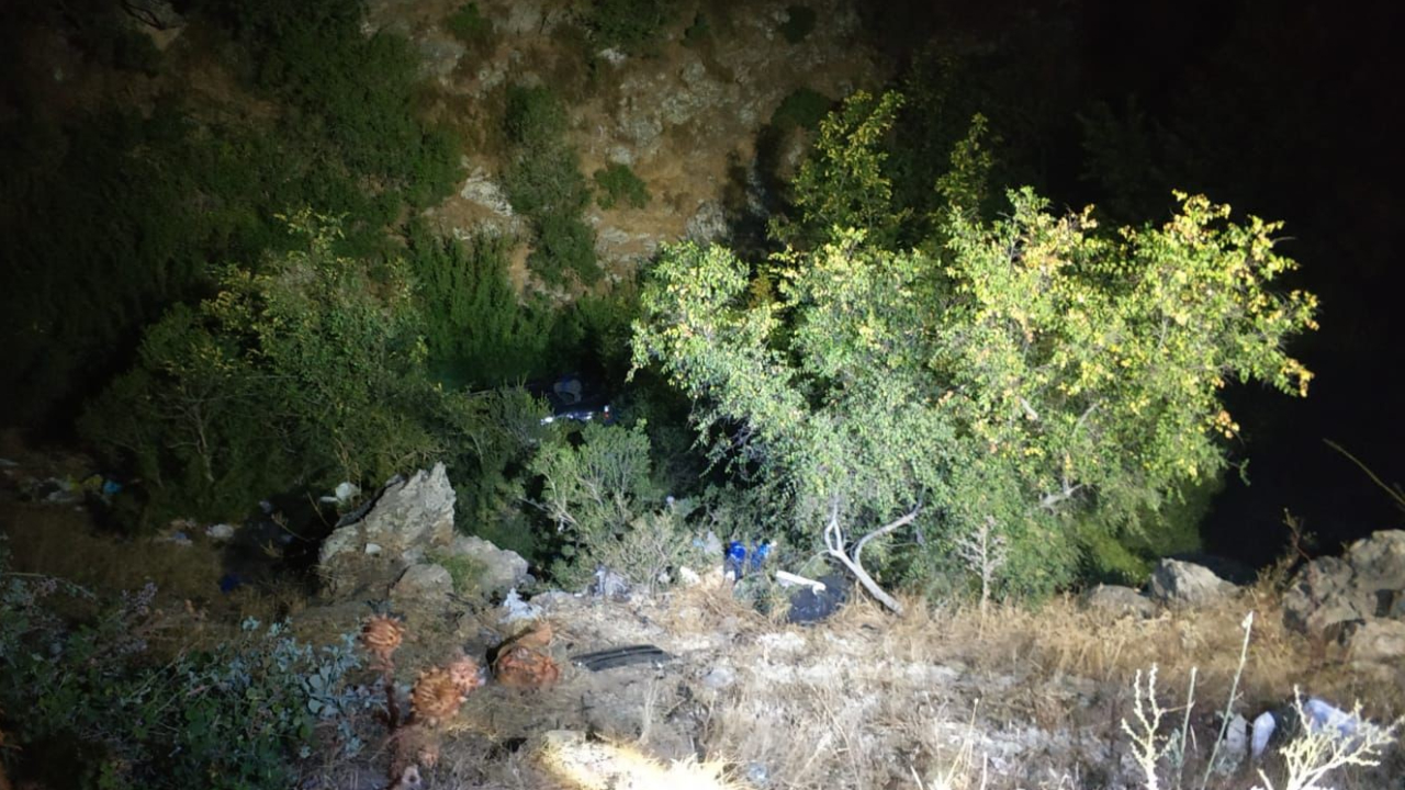 Şarampole devrilen araçta 2 yaralı