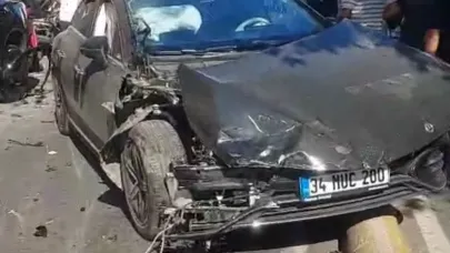 Hatalı sollama pahalıya mal oldu:  10 araç zarar gördü