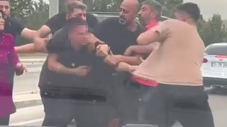 Bursa'da yol verme kavgası kamerada: Vatandaşlar zor ayırdı