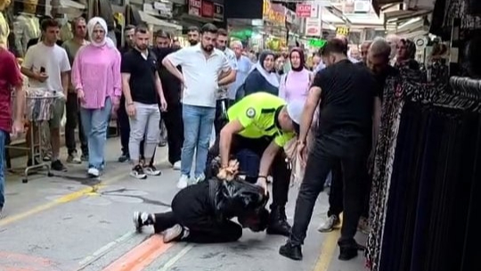 Yaz ortasında montu şüphe uyandırdı, üzerinden kurusıkı tabanca çıktı