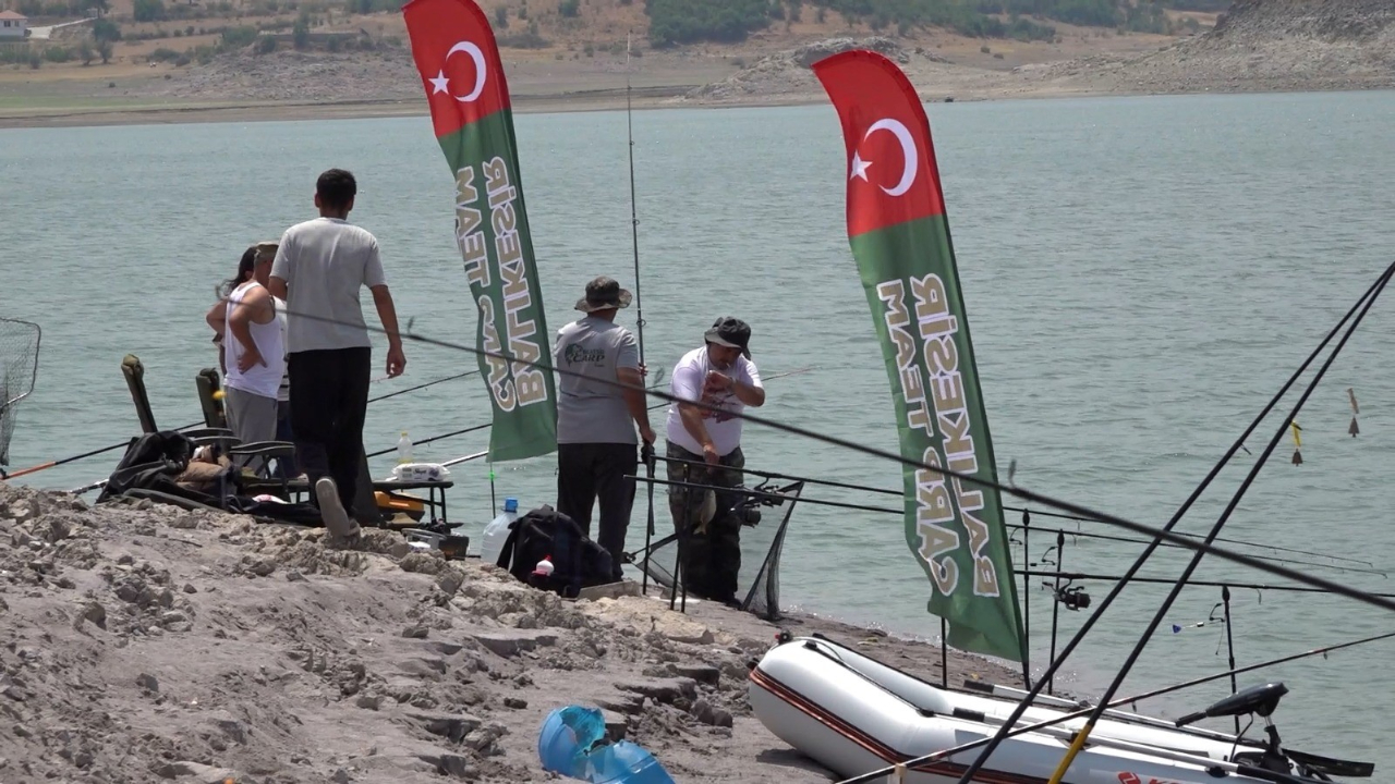 Sındırgı’da balıkçılar baraj gölünde kıyasıya yarıştı