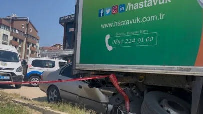 Otomobil park halindeki tıra çarptı: Sürücü hayatını kaybetti