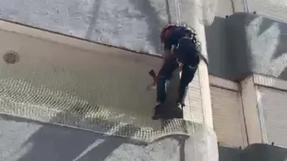 Balkon filesine sıkışan güvercini itfaiye kurtardı
