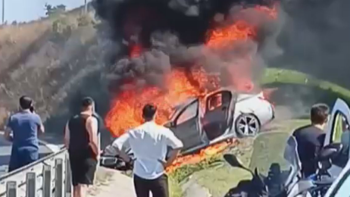 Ümraniye’de kazanın ardından araç alev aldı