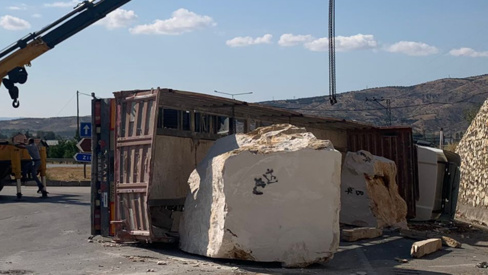 Mermer yüklü tır yola devrildi: 1 kişi yaralı