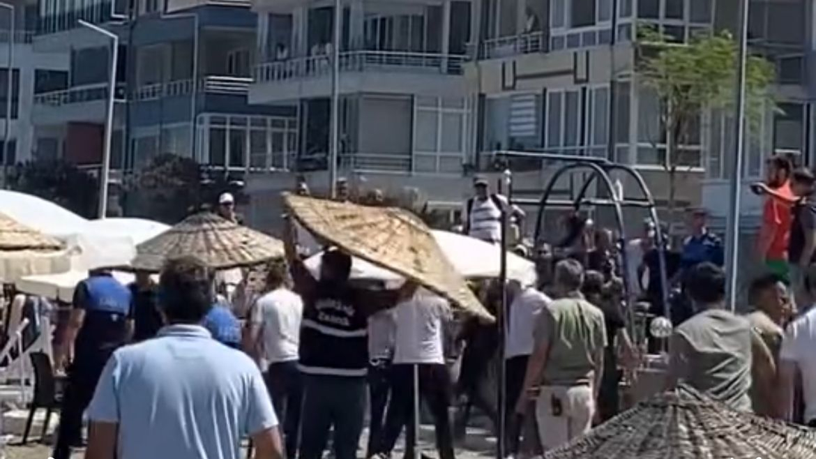 Halk plajında şezlong kavgası: Zabıta ile para toplayanlar arasında arbede çıktı