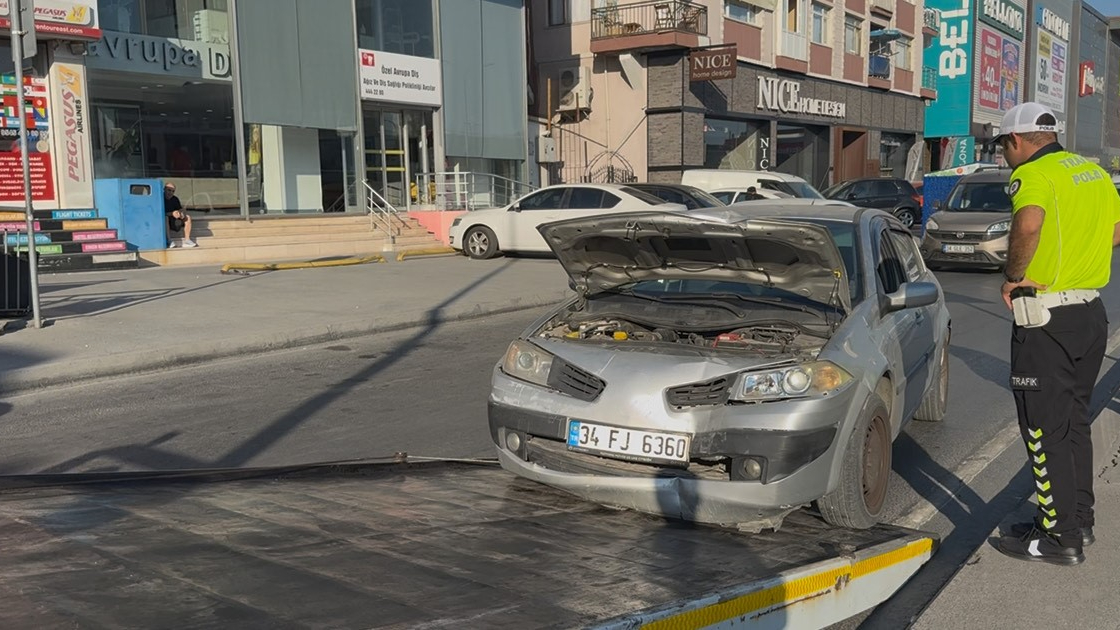 Refüje çıkan araç elektrik direğine çarptı