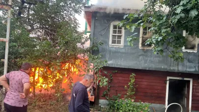 Çıkan yangında ev ve samanlık küle döndü