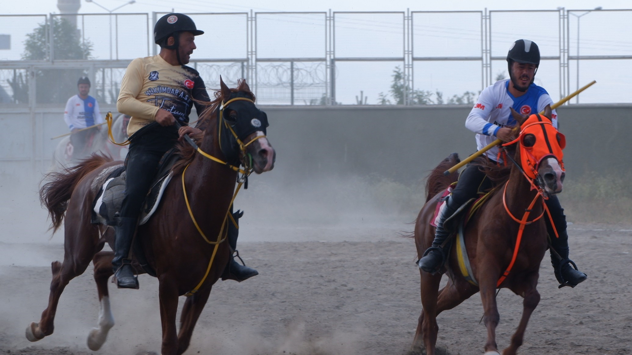 Erzurum'da cirit heyecanı lig maçlarıyla devam ediyor.