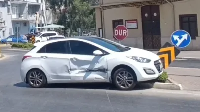 Kavşakta otomobil kazası