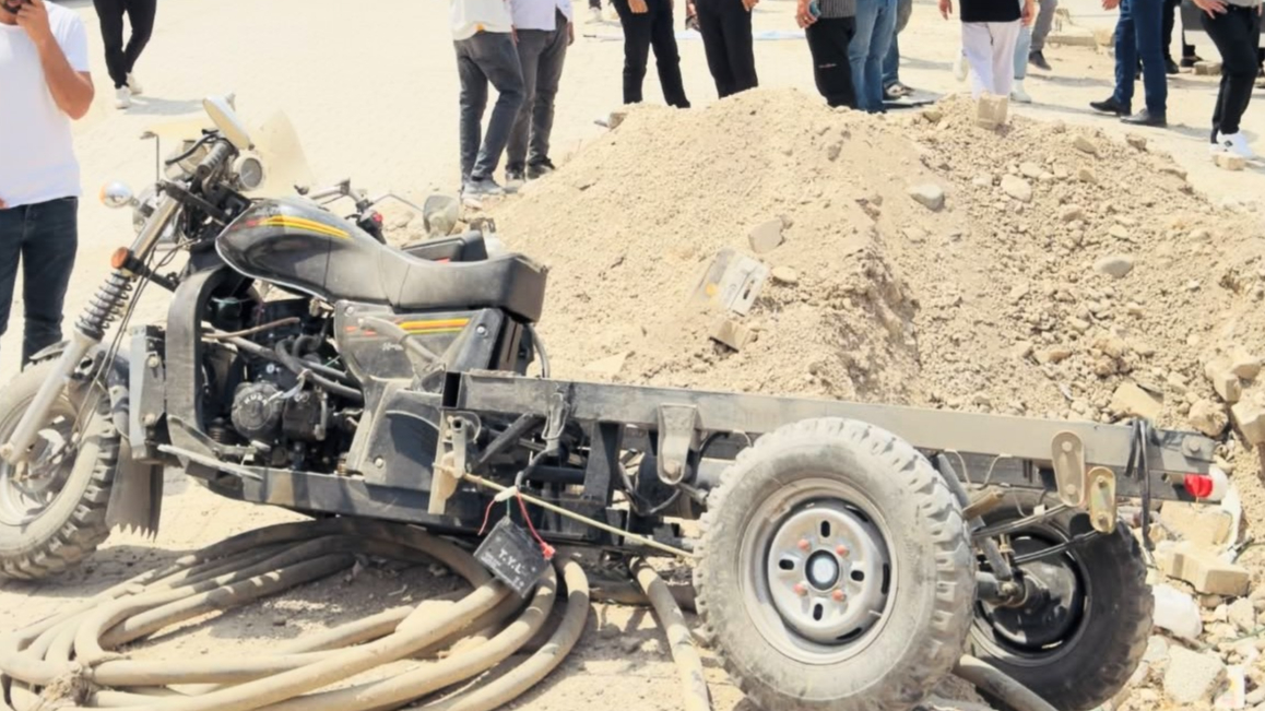 Kamyonet yük motosikletine çarptı: Araç ikiye ayrıldı