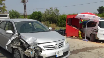 Yol kenarında duran otomobile çarpıp kaçtı
