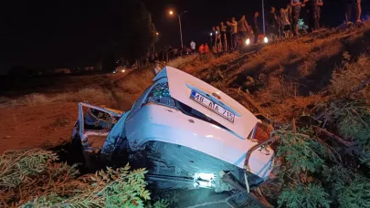 Tarlaya uçan otomobil hurdaya döndü