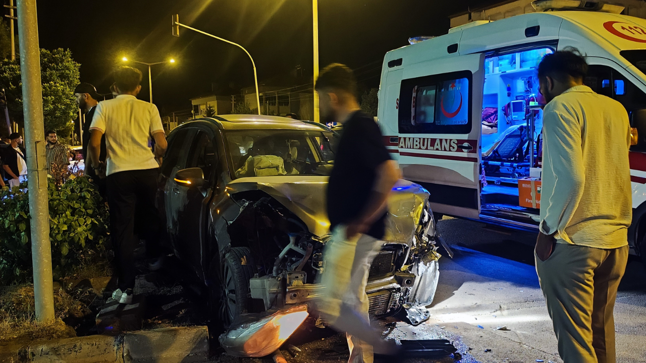 Kavşakta iki araç çarpıştı: 7 yaralı