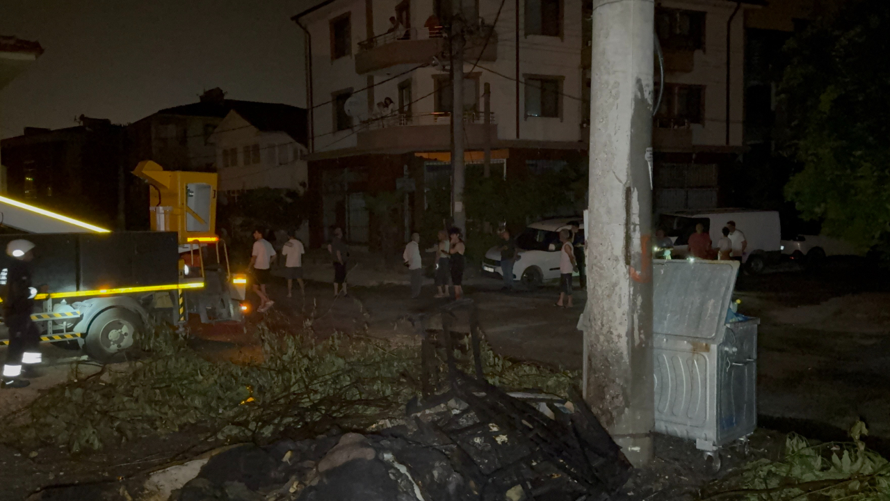 Anız yangını 20 bin nüfuslu mahallenin elektriğini kesti