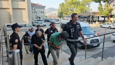Define ararken polise yakalandılar