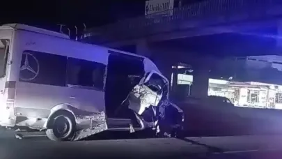 Çöp kamyonuna çarpan minibüste 3 yaralı