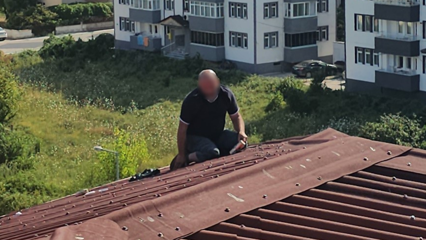Alkollü şahıs 3 saatlik çabayla çatıdan indirildi