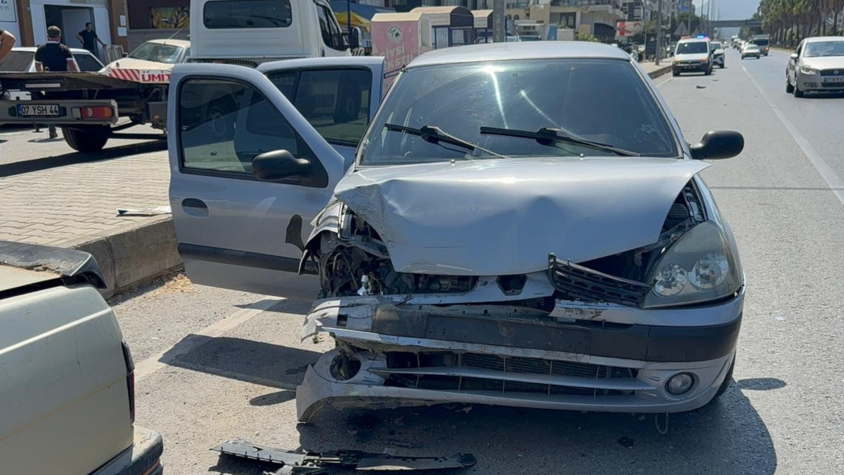 Antalya’da zincirleme kaza: 2 yaralı