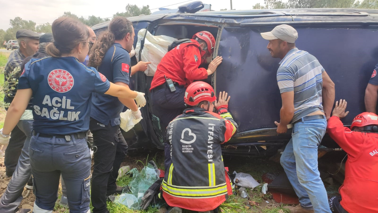 Balıkesir'de trafik kazası: Sürücü ekiplerce kurtarıldı