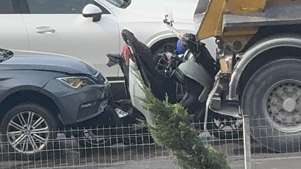 Kocaeli’de feci kaza: Motosiklet araçlar arasında sıkıştı