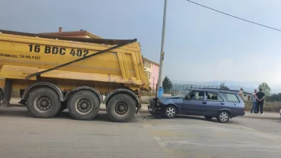 Bursa'da otomobil kamyona çarptı: 4 yaralı