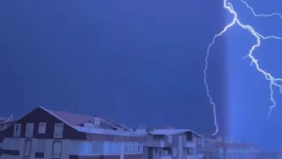 Bursa’da şimşekler geceyi aydınlattı