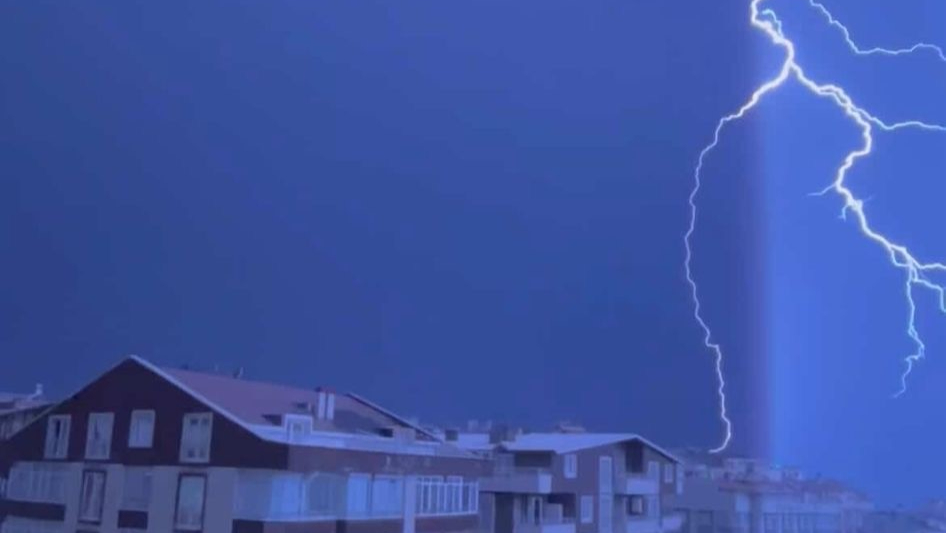 Bursa’da şimşekler geceyi aydınlattı