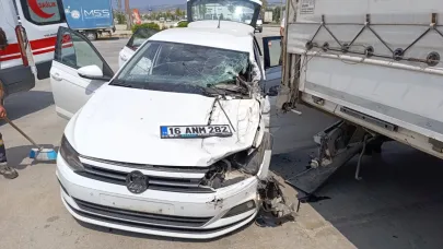Otomobil park halindeki tıra çarptı