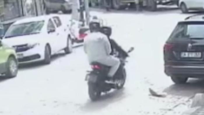 Motosikletliler emlak ofisini kurşunladı
